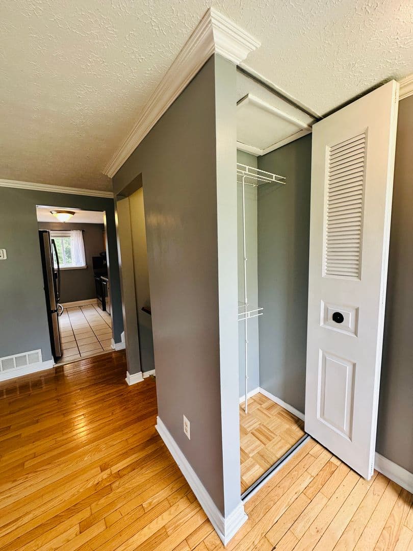 Louisville House: 1416 Hagen Road