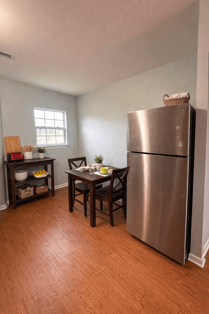 La Grange Apartment: 1908 Jericho Rd