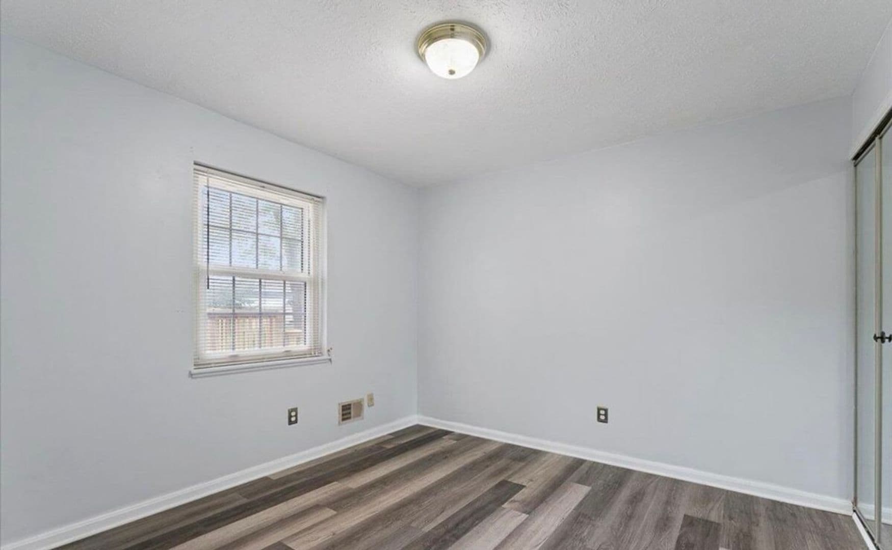 Louisville House: 10201 Waycross Ave
