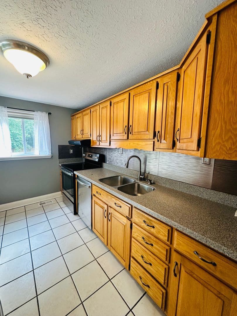 Louisville House: 1416 Hagen Road