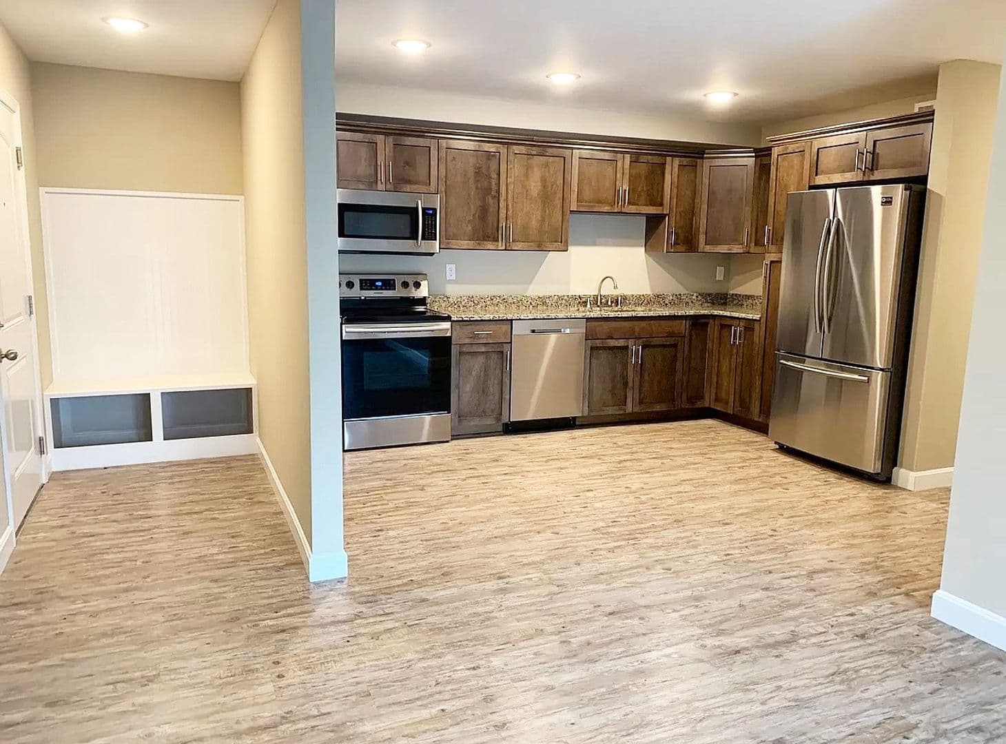 Louisville Apartment: 3301 Silverthorn Ln Apt 201