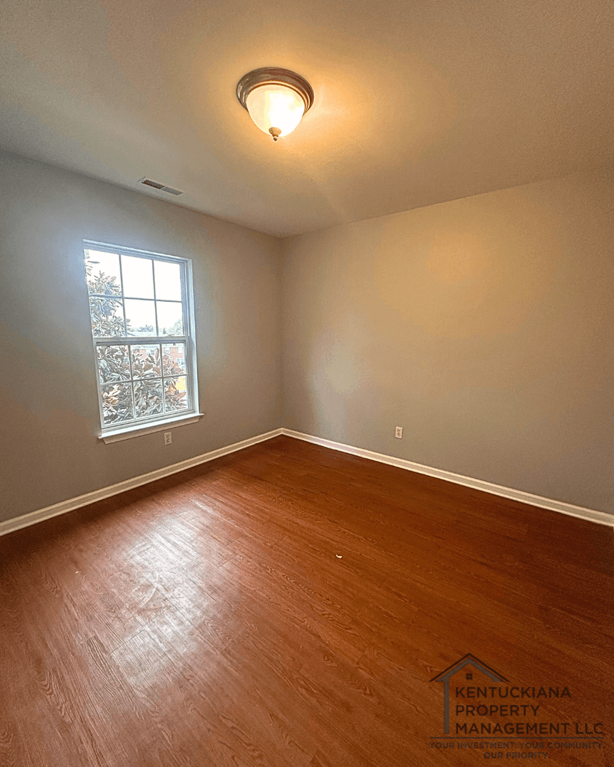 La Grange Apartment: 1908 Jericho Rd