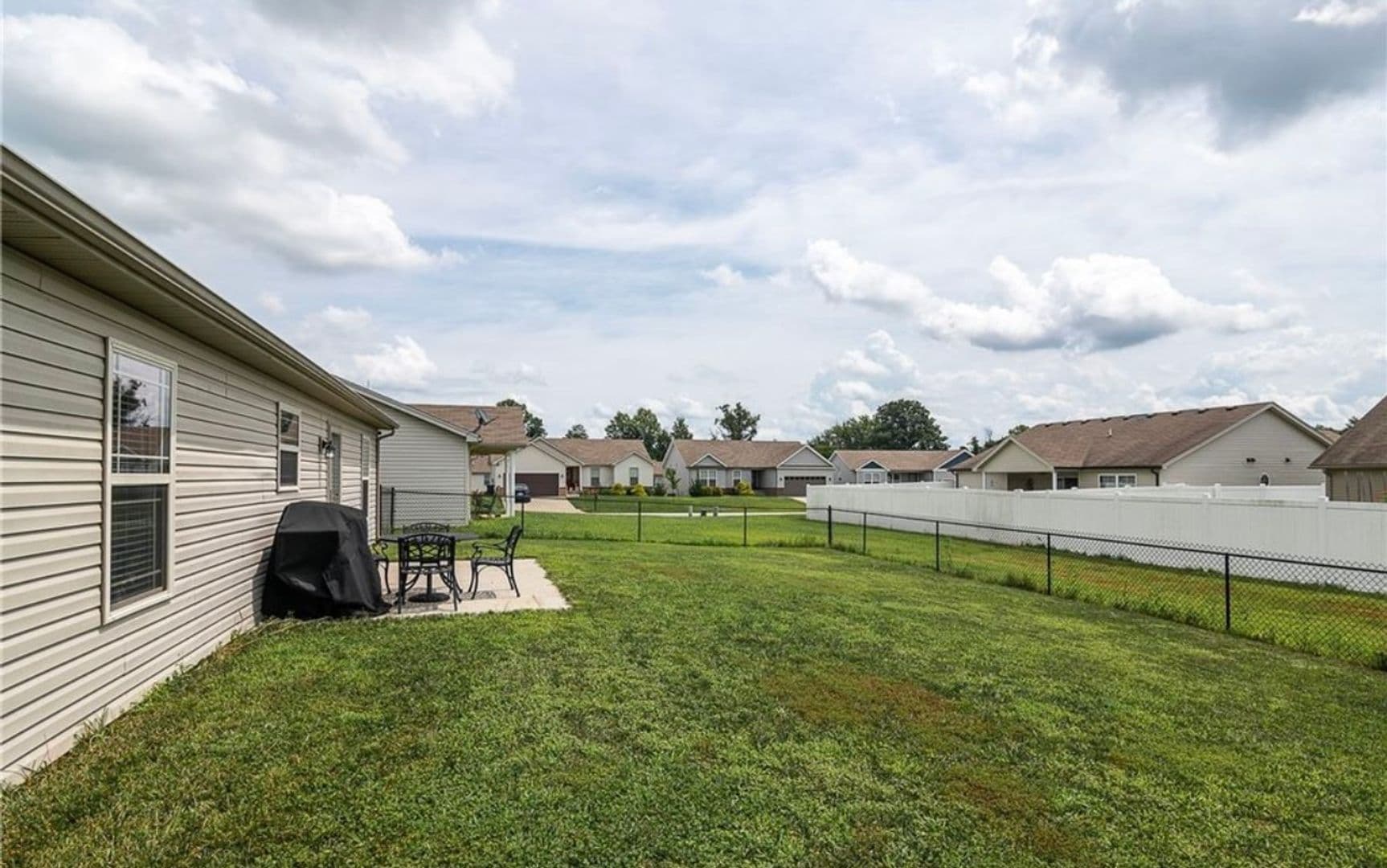 Jeffersonville House: 1979 Ramsey Way