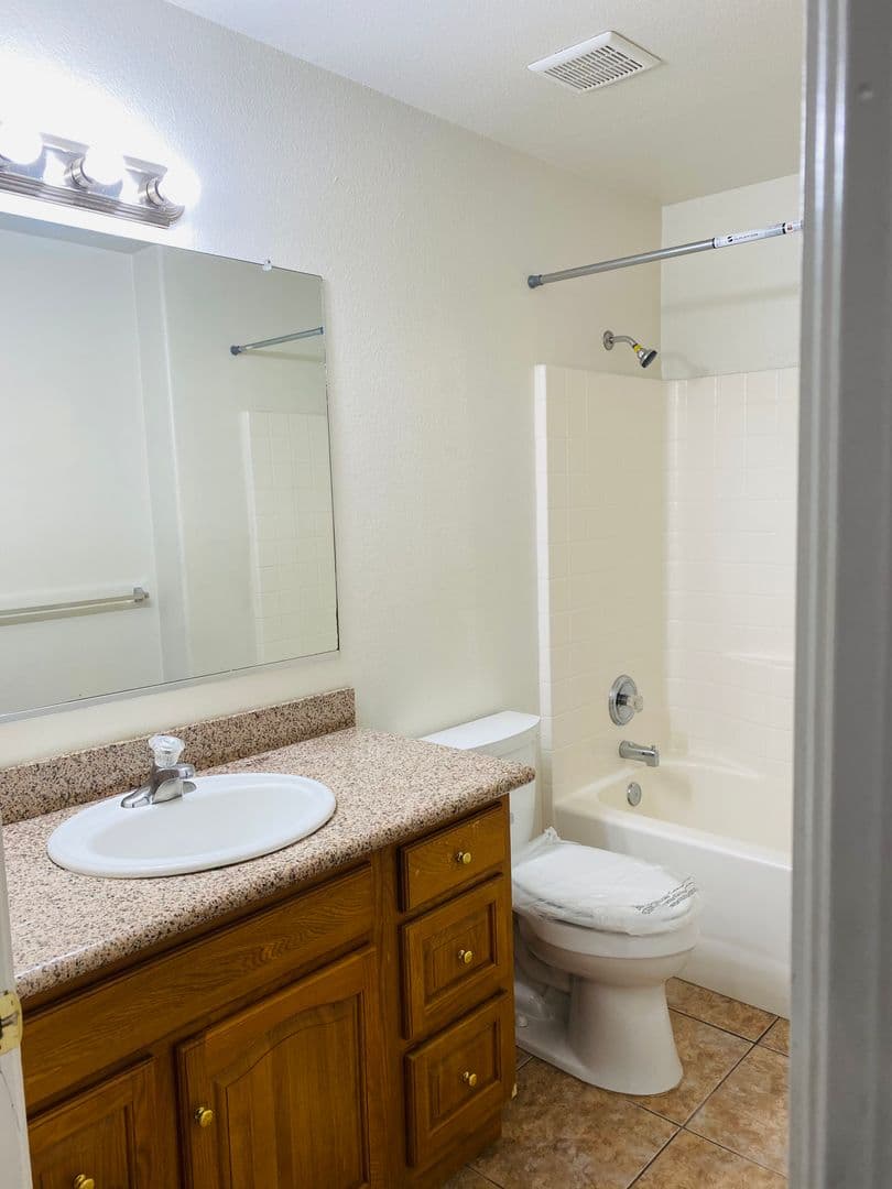 FRESNO Apartment: 941 W DAKOTA AVE
