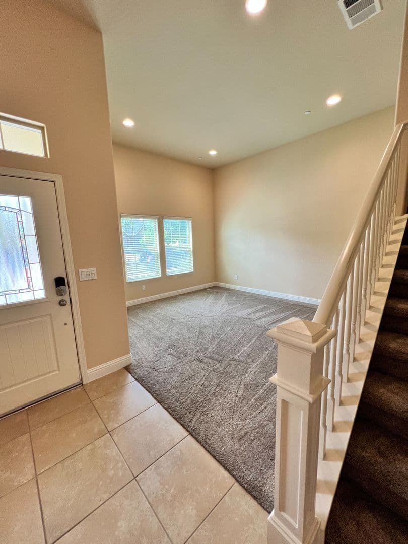 FRESNO House: 6187 E PONTIAC WAY
