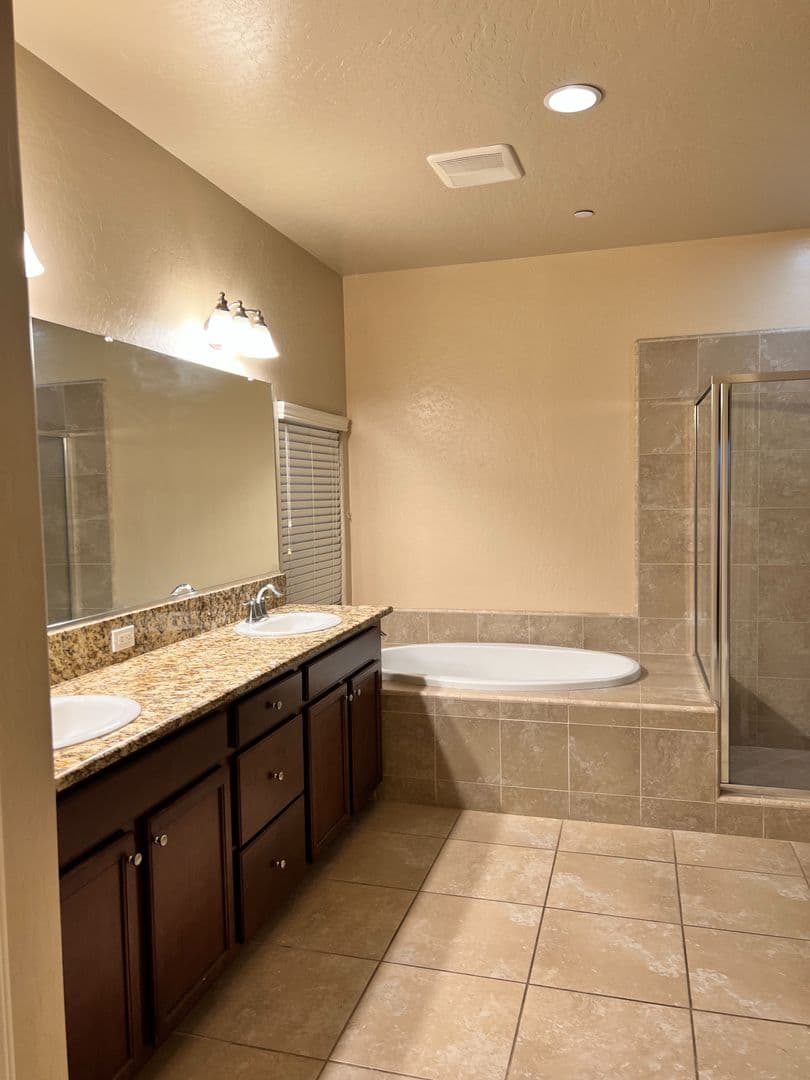 FRESNO House: 6187 E PONTIAC WAY
