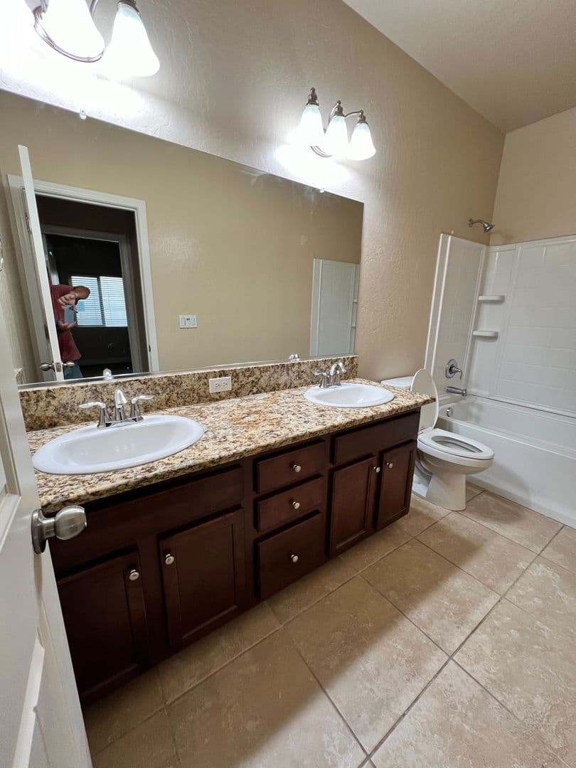 FRESNO House: 6187 E PONTIAC WAY