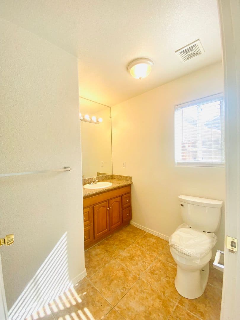 FRESNO Apartment: 941 W DAKOTA AVE