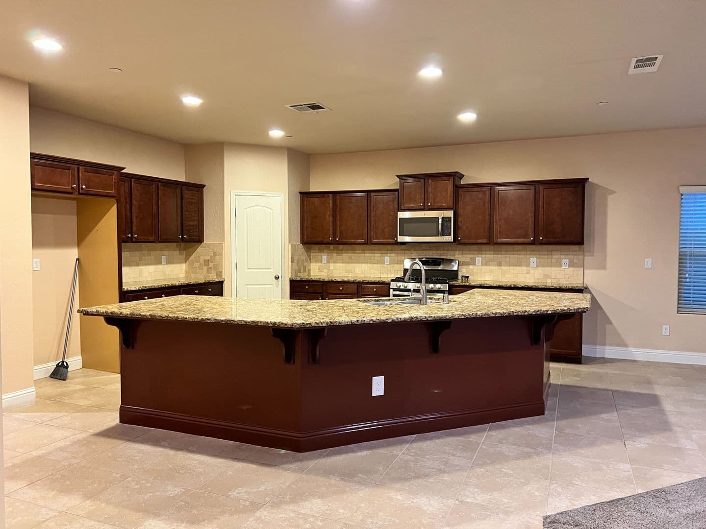 FRESNO House: 6187 E PONTIAC WAY