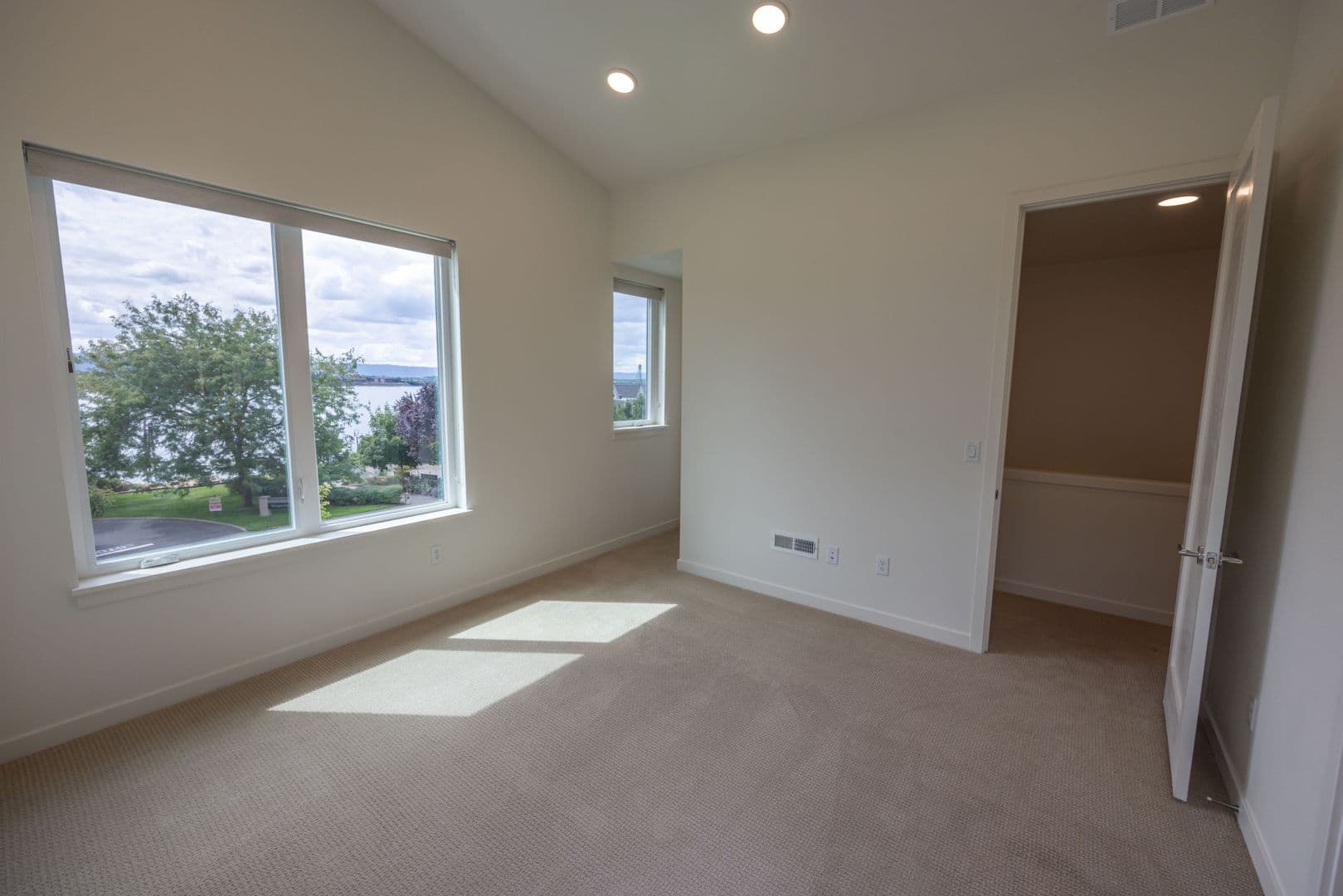 Vancouver Townhome: 1716 SE Columbia River Dr.