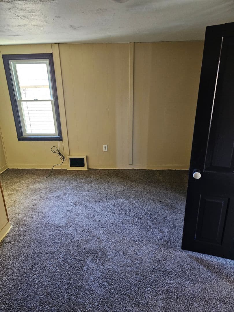 Manor Apartment: 25 Oak Street