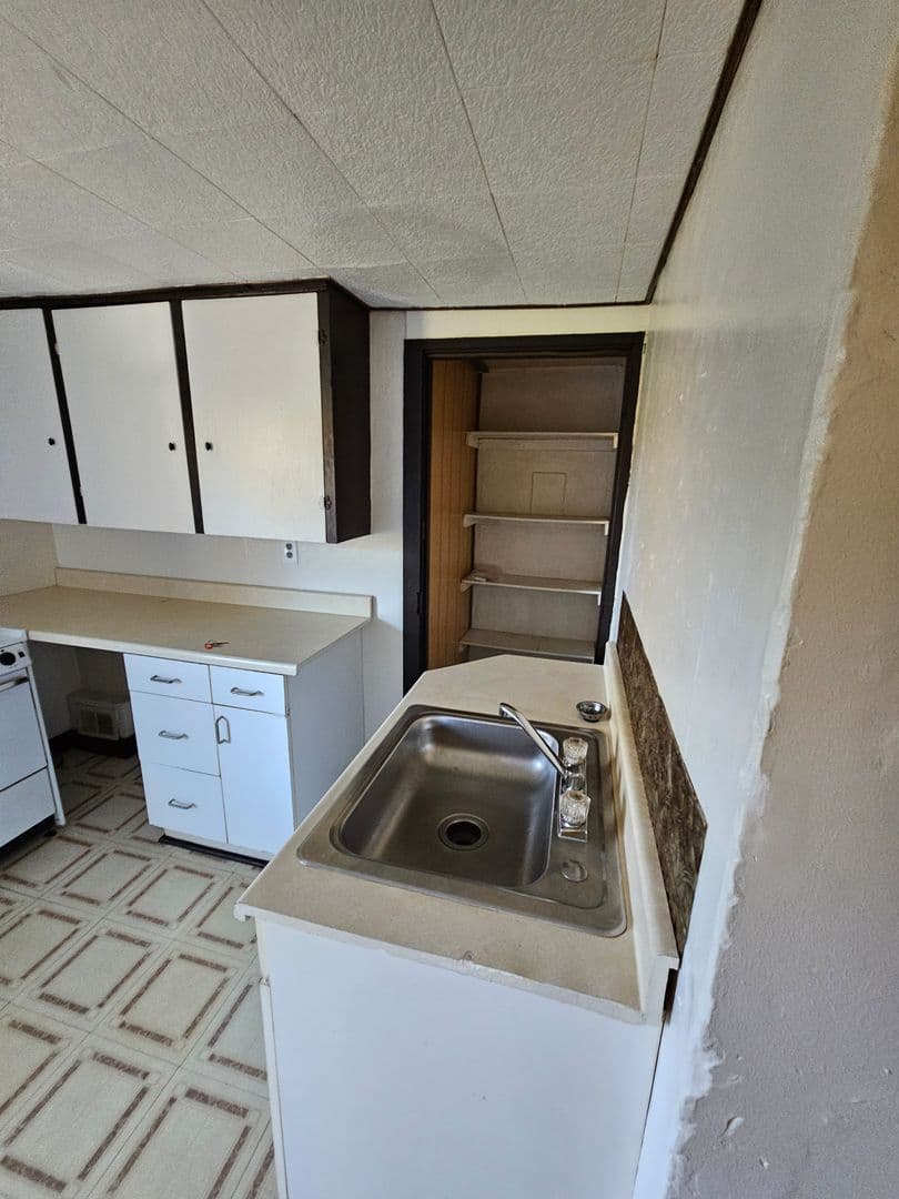 Manor Apartment: 25 Oak Street
