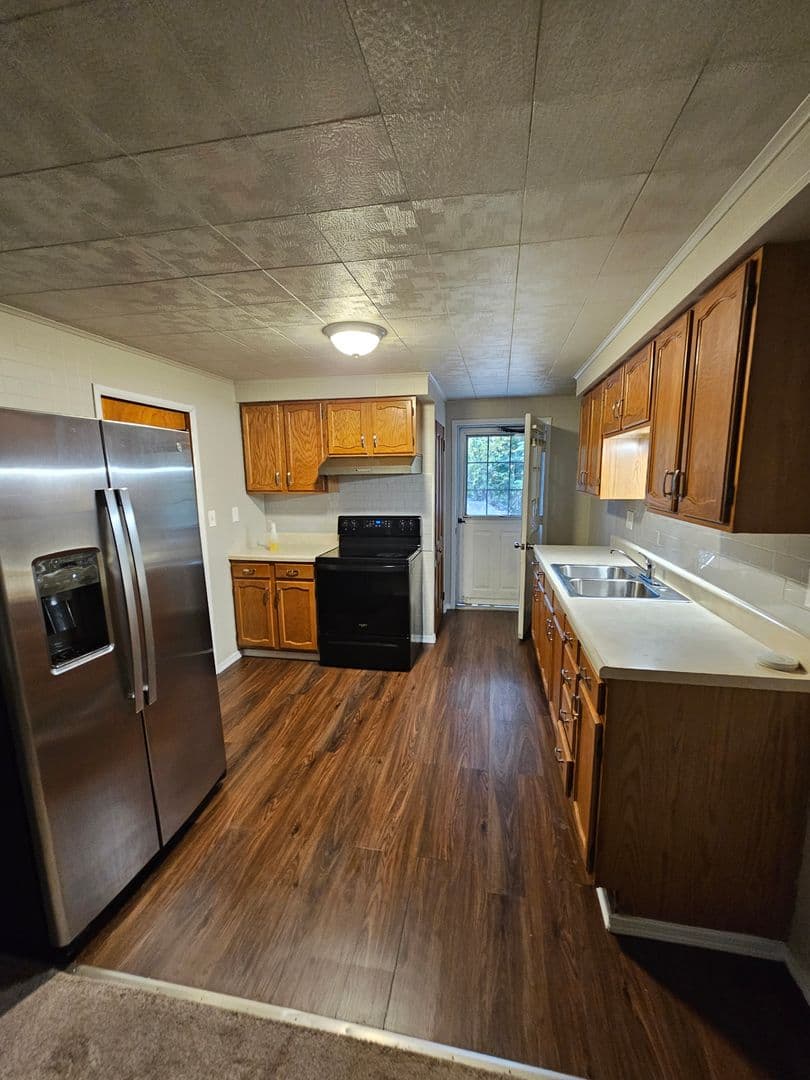 Manor Apartment: 64 race st