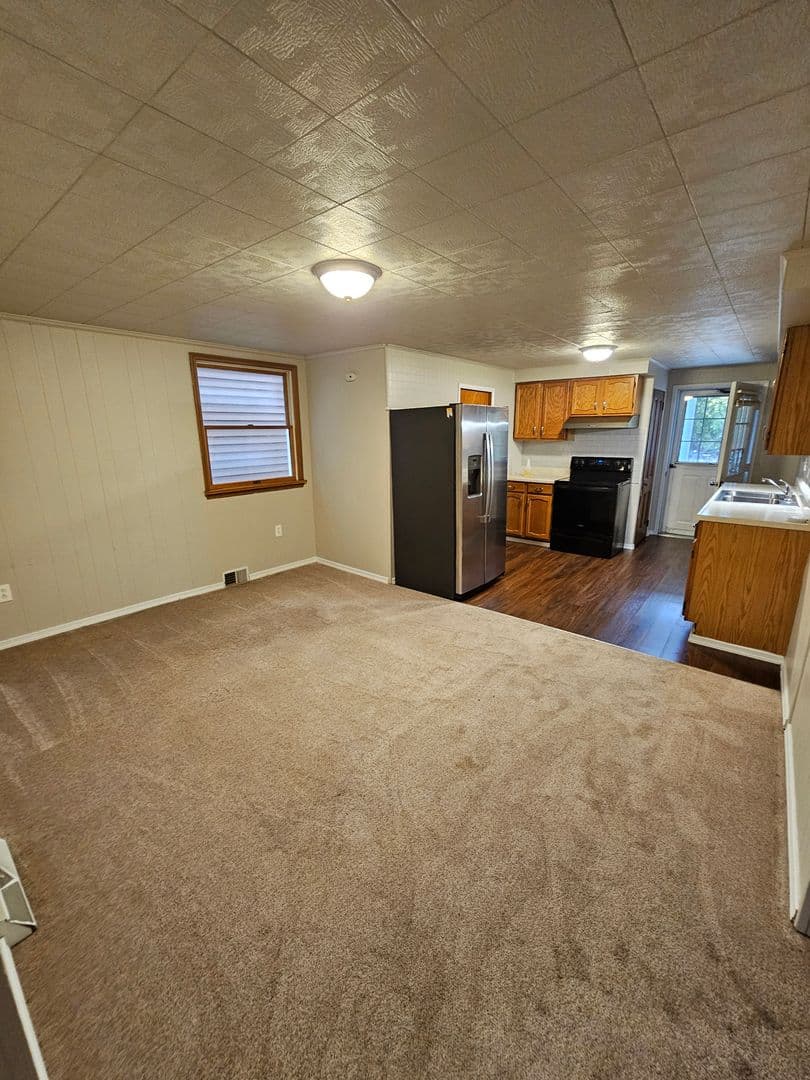 Manor Apartment: 64 race st