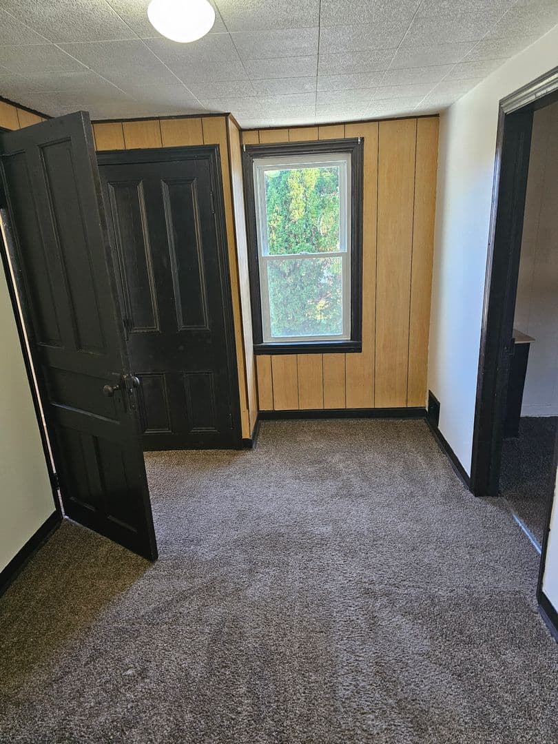 Manor Apartment: 25 Oak Street