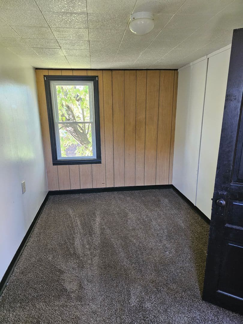 Manor Apartment: 25 Oak Street
