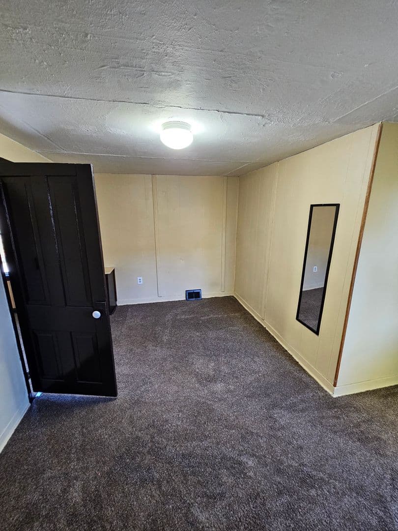 Manor Apartment: 25 Oak Street