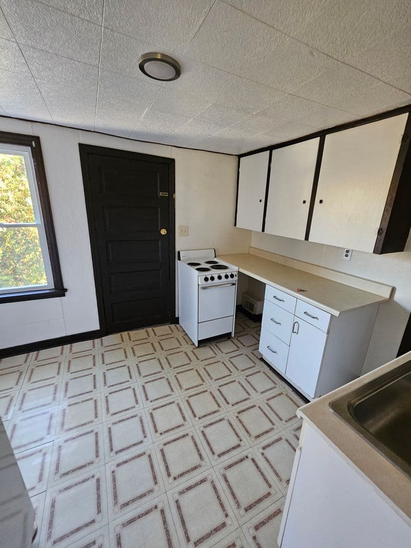 Manor Apartment: 25 Oak Street