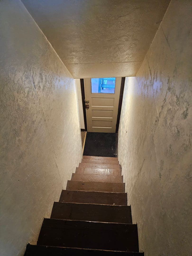 Manor Apartment: 25 Oak Street
