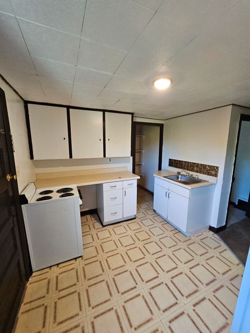 Manor Apartment: 25 Oak Street