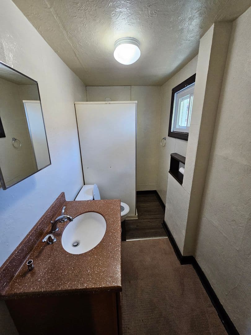 Manor Apartment: 25 Oak Street