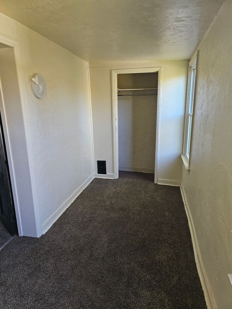 Manor Apartment: 25 Oak Street