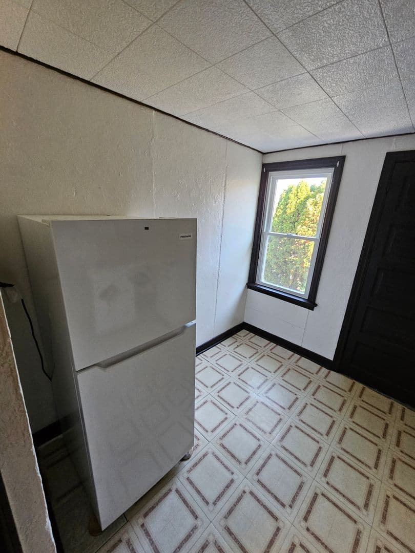 Manor Apartment: 25 Oak Street