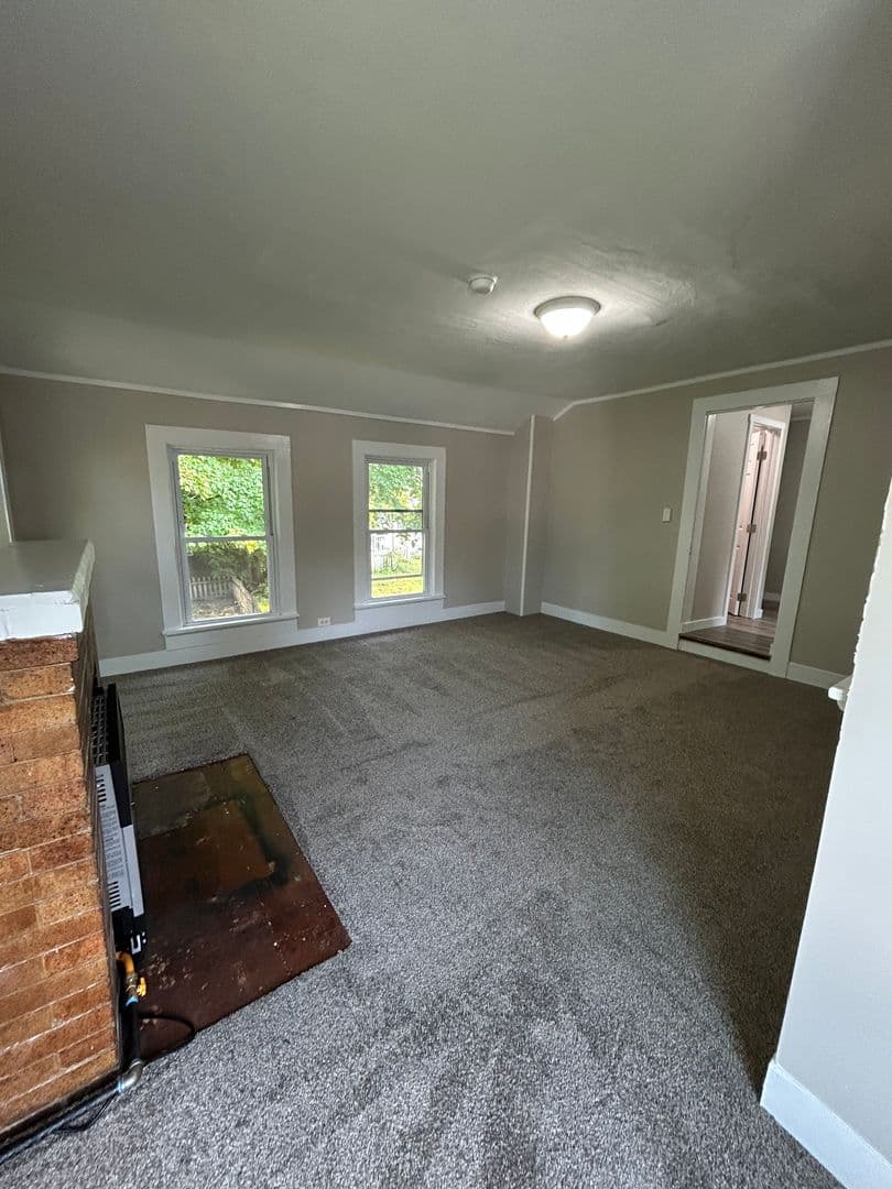 Fulton Apartment: 7 S 4th St