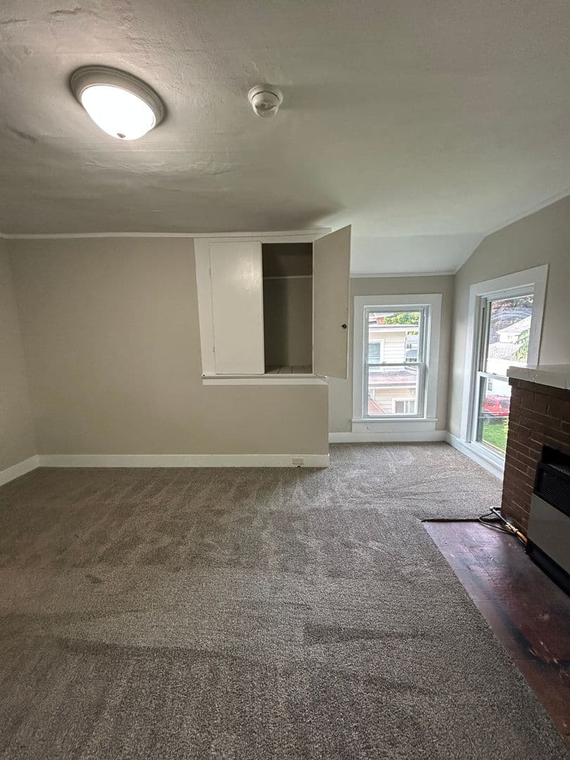 Fulton Apartment: 7 S 4th St