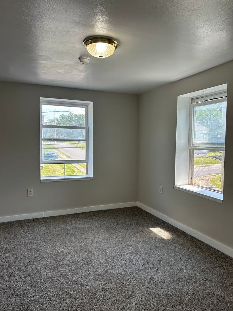 Fulton Apartment: 314 W 5th St S