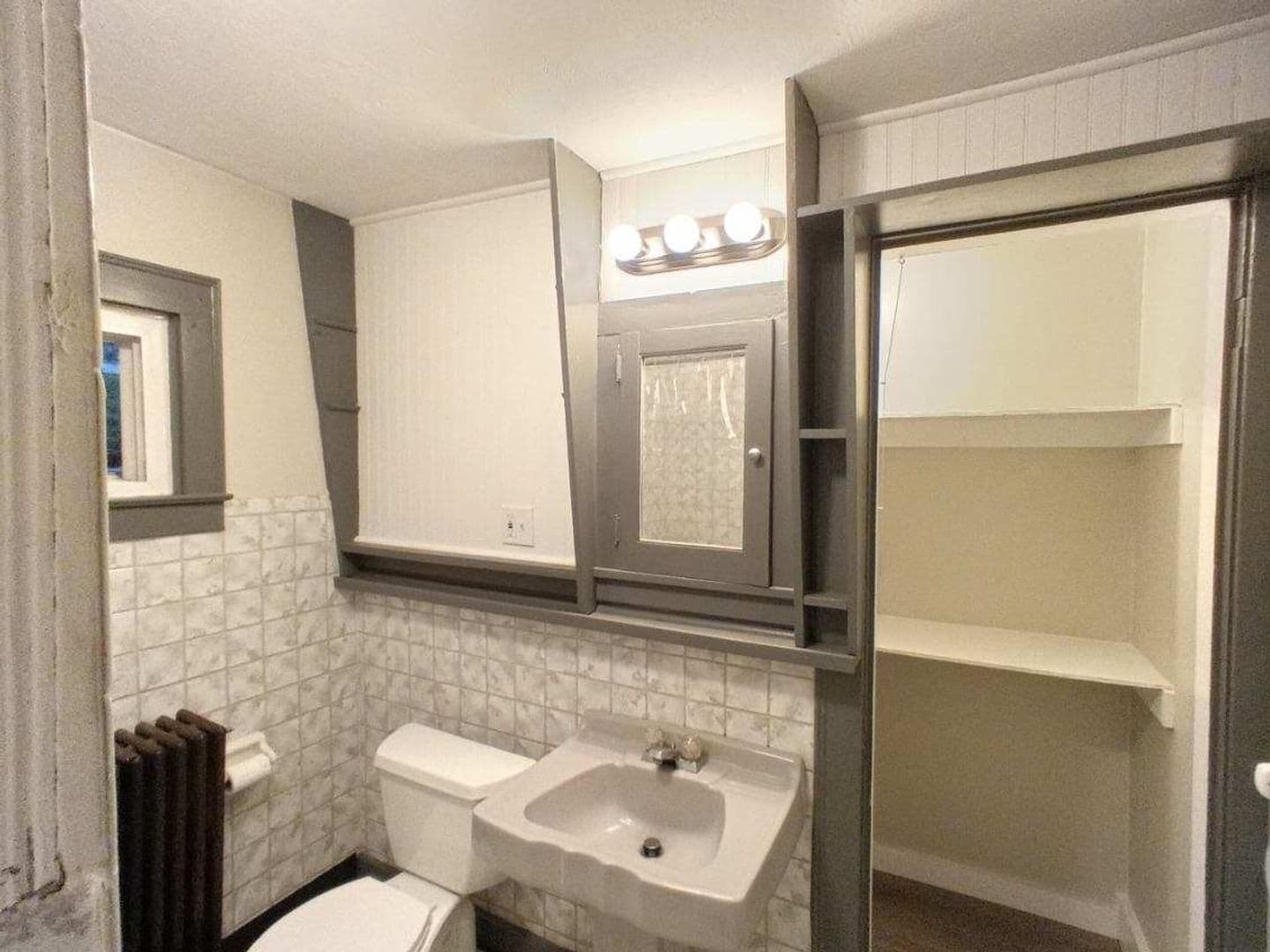 Liverpool House: 209 3rd St.