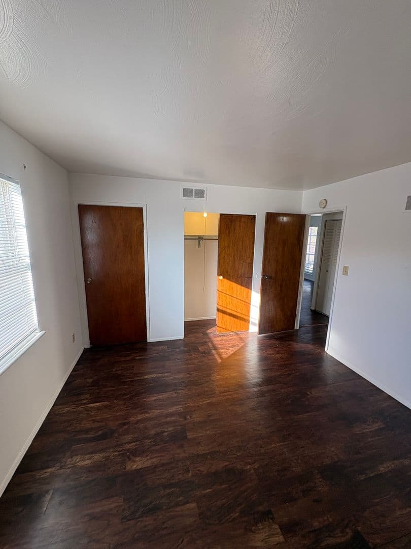 Peoria Apartment: 919 W Crestwood Dr