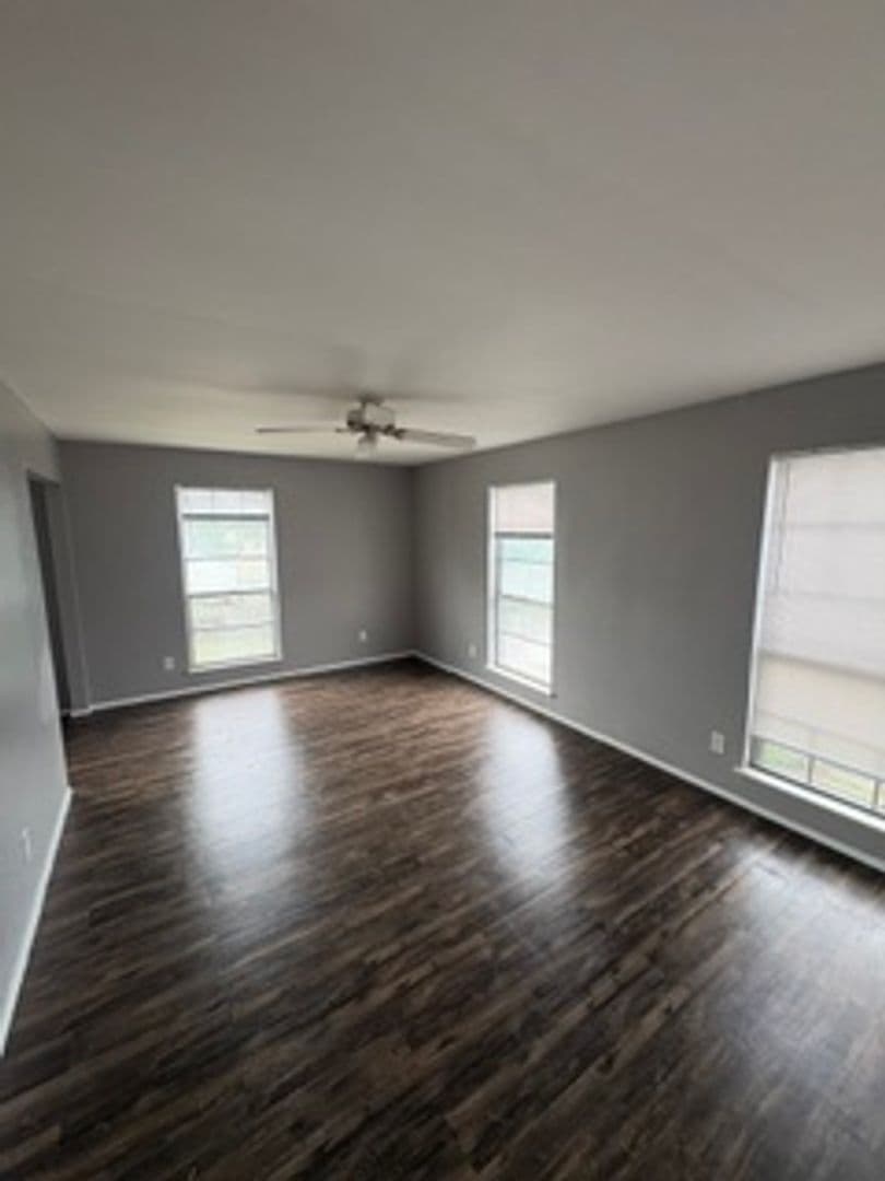 Peoria Apartment: 919 W Crestwood Dr