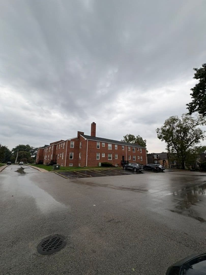 Peoria Apartment: 4817 N Knoxville Ave