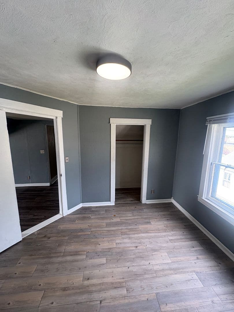 Pekin Apartment: 528 Margaret St