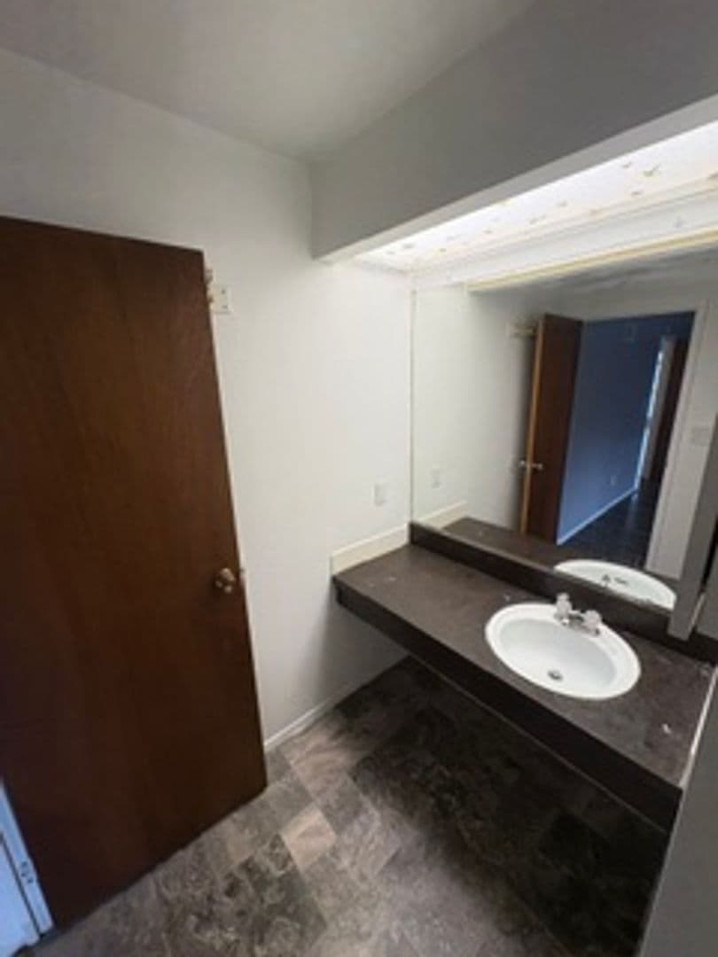 Peoria Apartment: 919 W Crestwood Dr