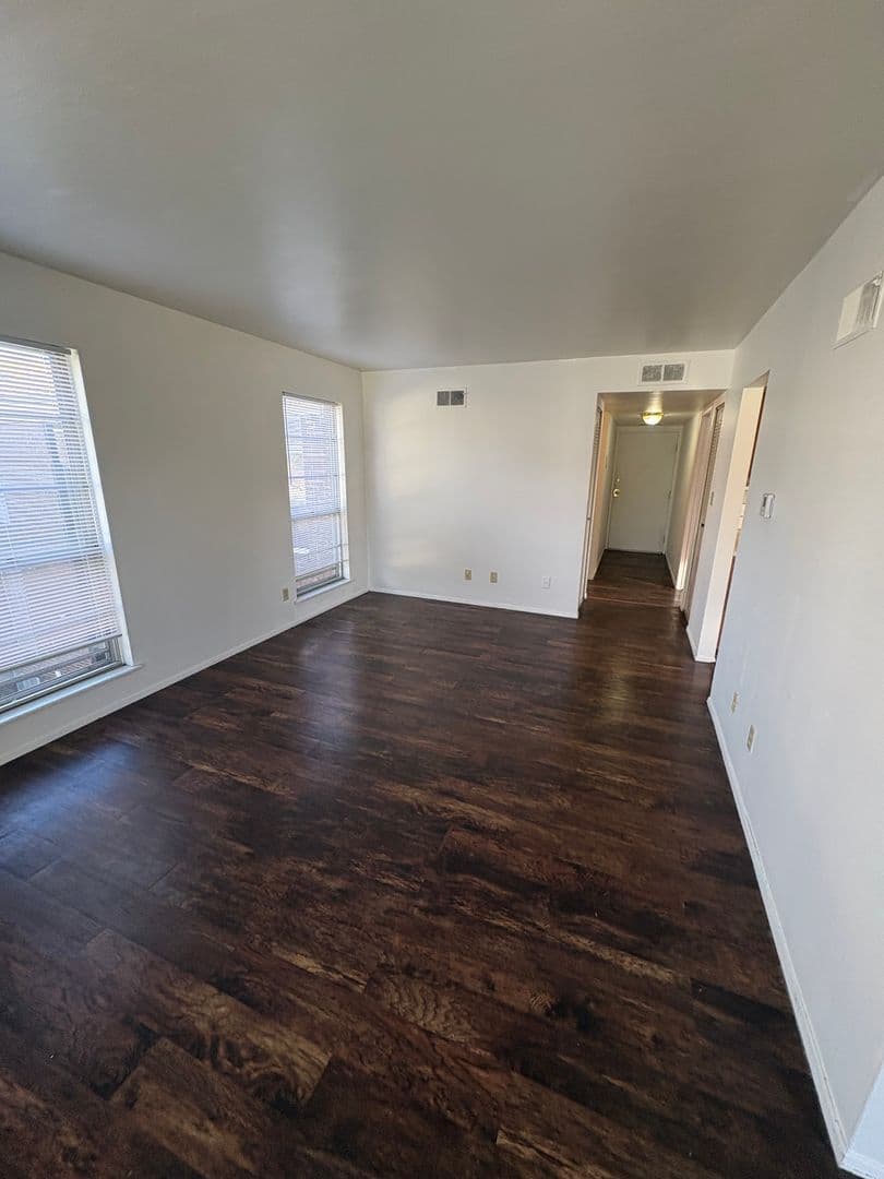 Peoria Apartment: 919 W Crestwood Dr