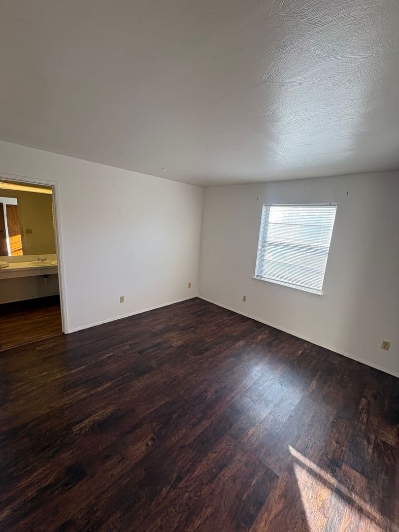 Peoria Apartment: 919 W Crestwood Dr