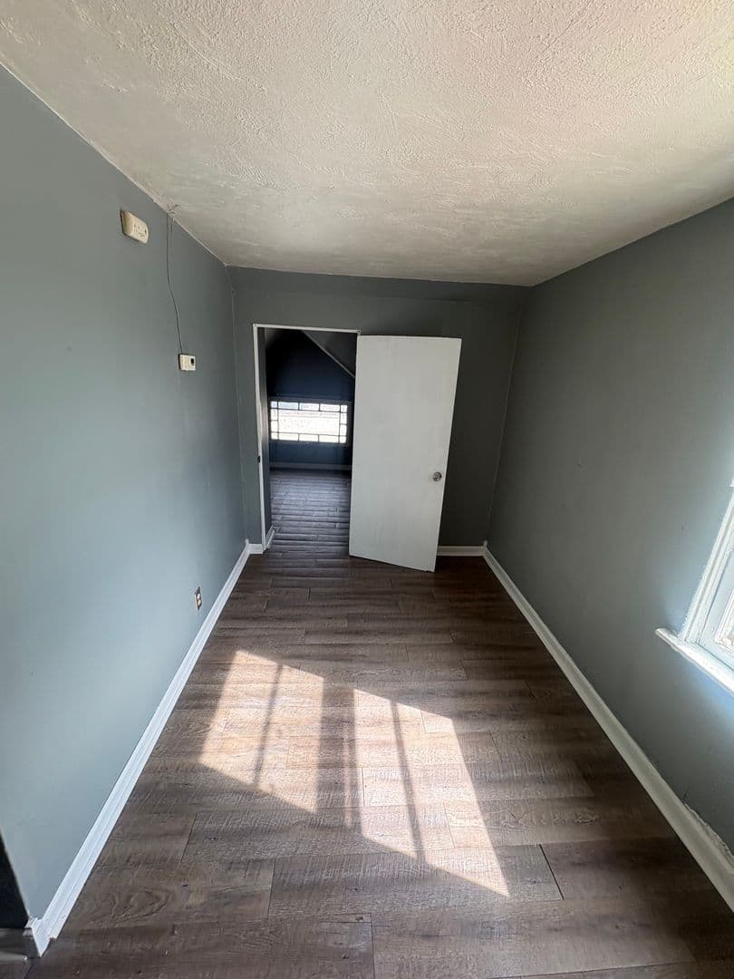 Pekin Apartment: 528 Margaret St