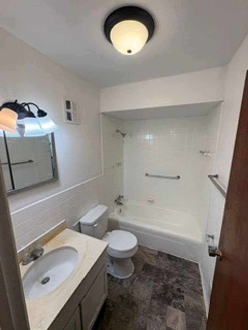 Peoria Apartment: 919 W Crestwood Dr