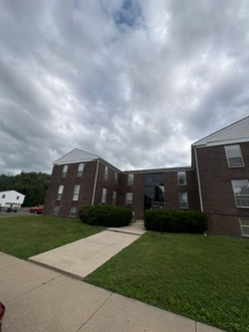 Peoria Apartment: 919 W Crestwood Dr