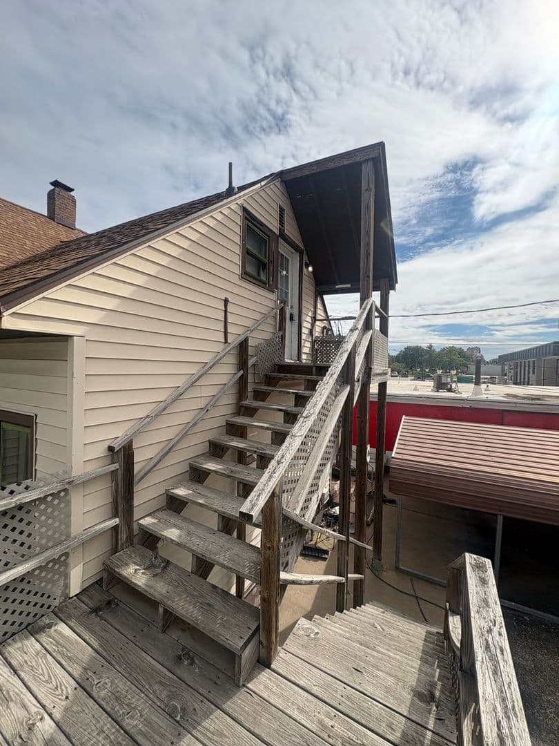 Pekin Apartment: 528 Margaret St