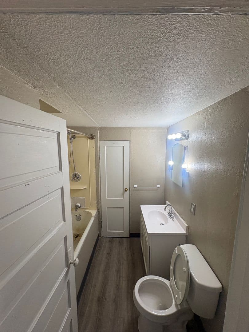 Pekin Apartment: 528 Margaret St