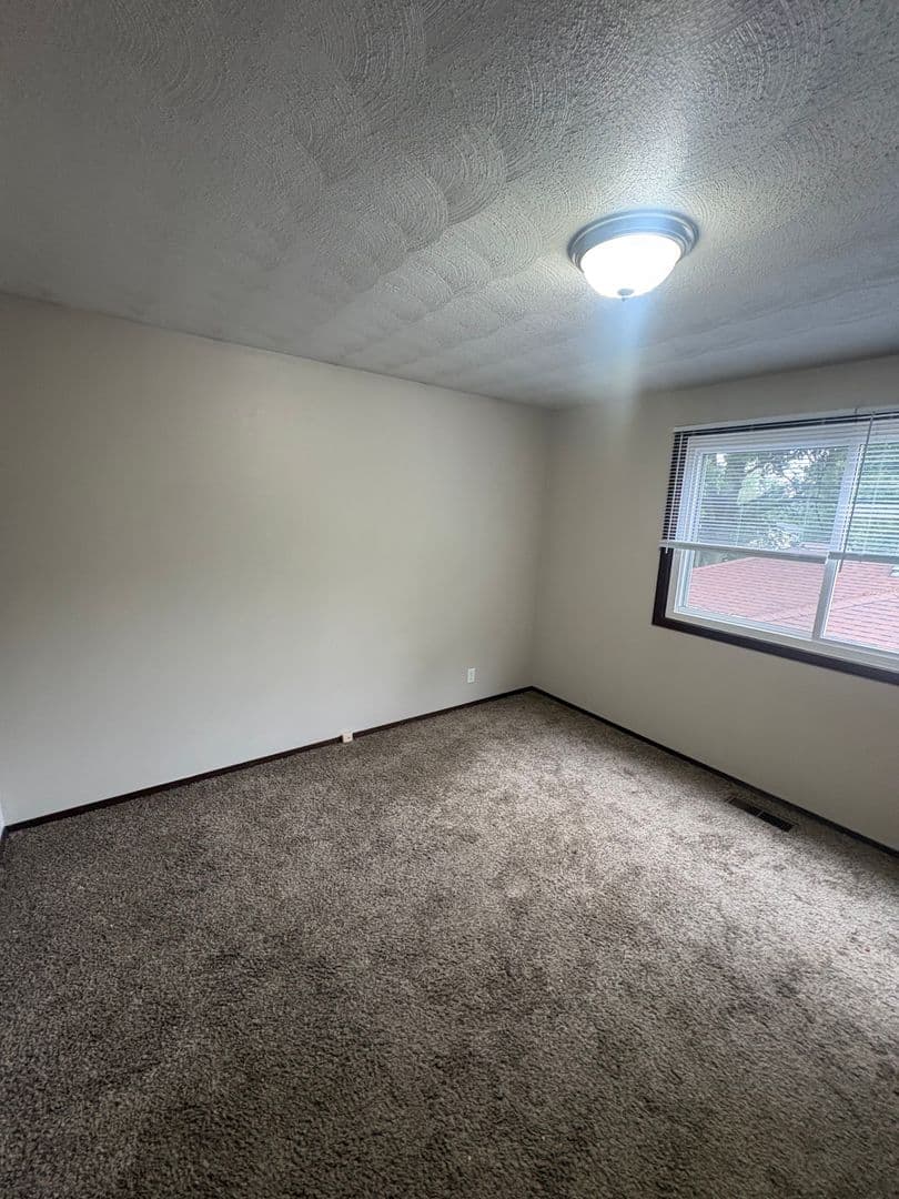 Hanna City Apartment: 301 N Carole Ave