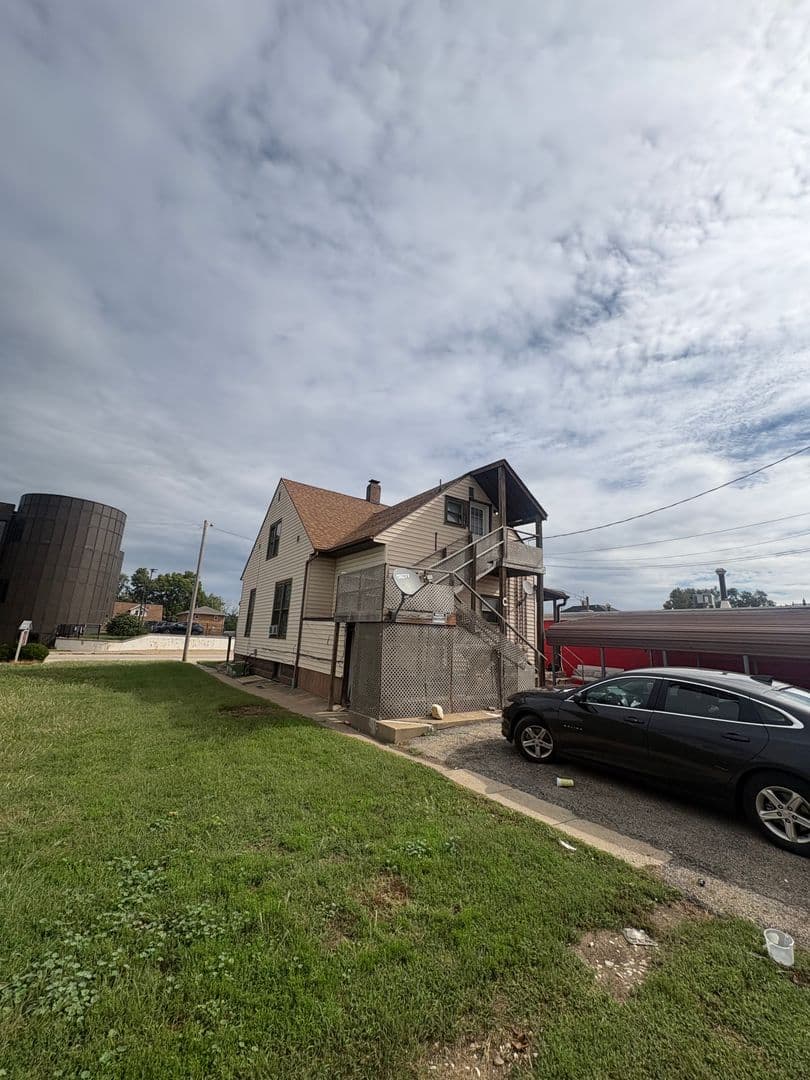 Pekin Apartment: 528 Margaret St