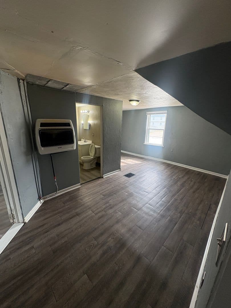 Pekin Apartment: 528 Margaret St