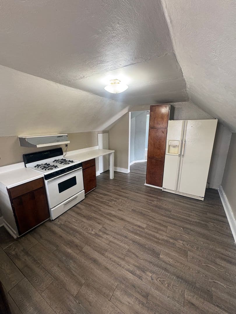 Pekin Apartment: 528 Margaret St