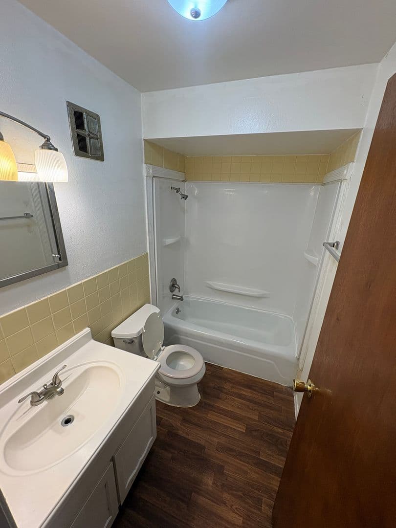 Peoria Apartment: 919 W Crestwood Dr