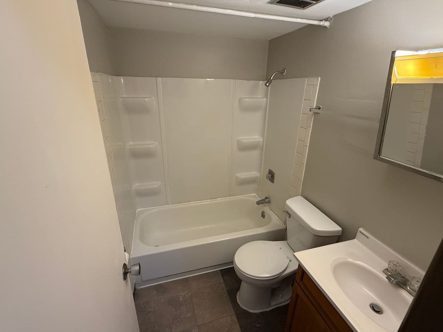 Morton Apartment: 110 W Lakeland Rd