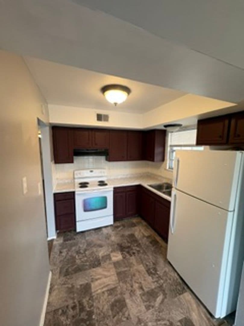 Peoria Apartment: 919 W Crestwood Dr